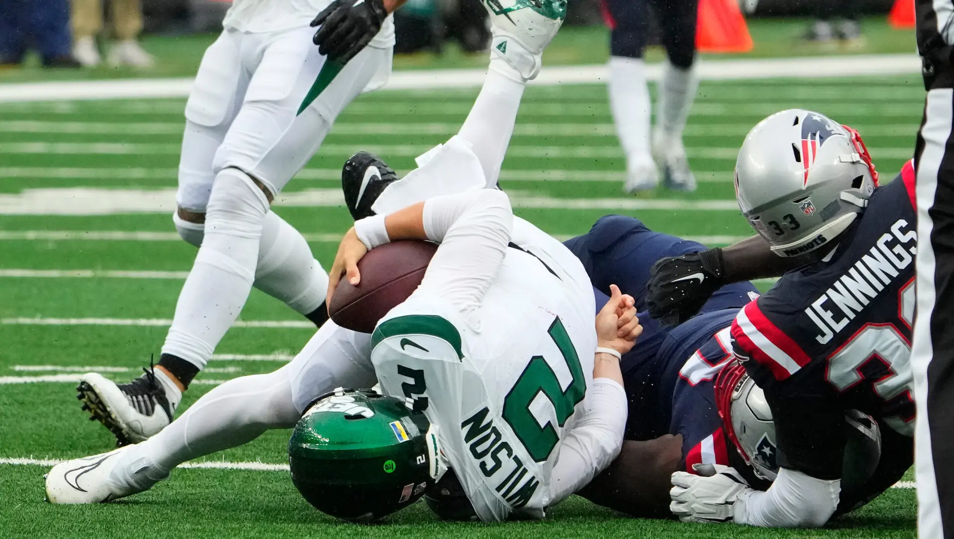 New York Jets wide receiver Laveranues Coles catches a pass and