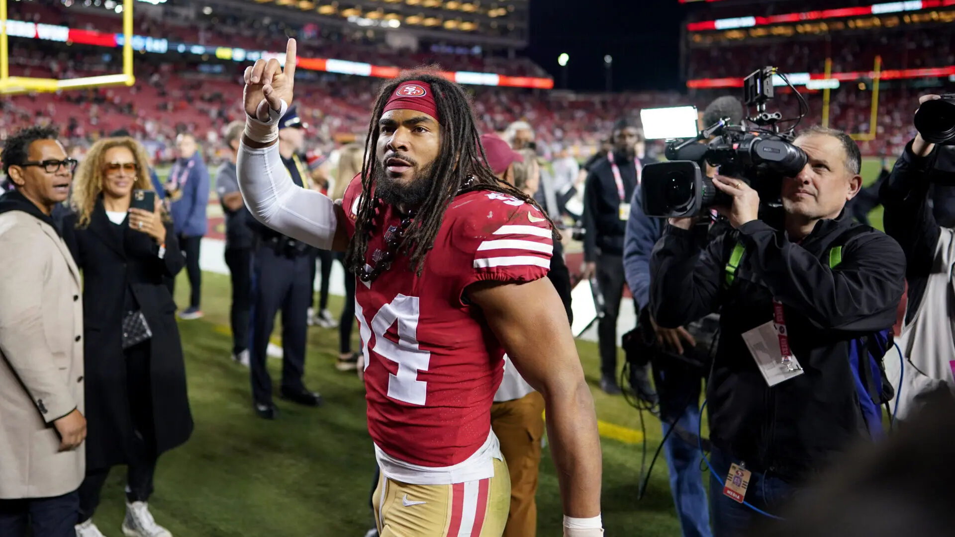 49ers' Fred Warner Forces Fumble Against Tampa Bay