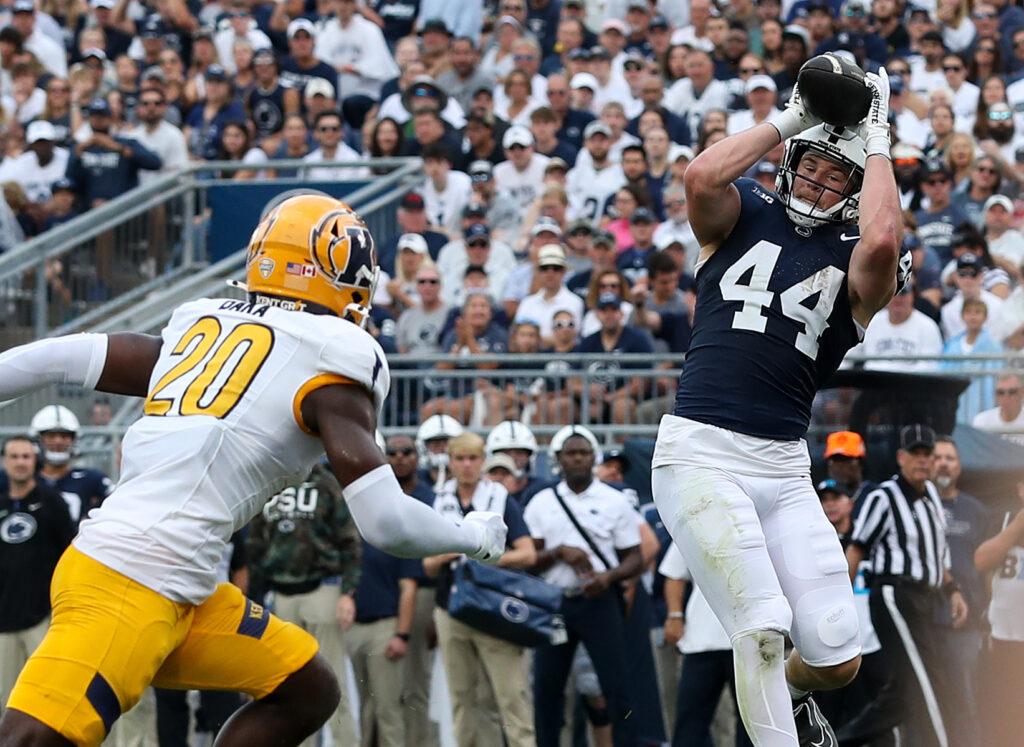 Penn State Nittany Lions tight end Tyler Warren (44) makes a catch in the end zone for a touchdown during the first quarter against the Kent State Golden Flashes.