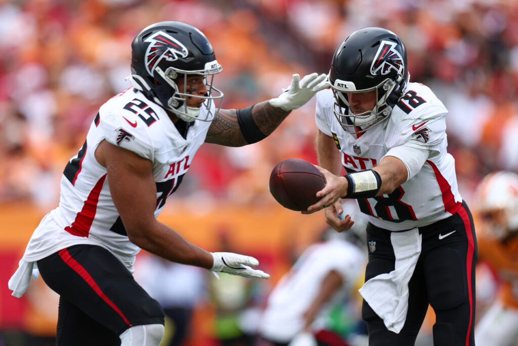 Atlanta Falcons quarterback Kirk Cousins hands off to running back Tyler Allgeier against the Tampa Bay Buccaneers in the fourth quarter at Raymond James Stadium. 