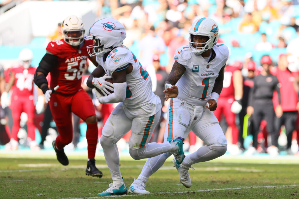 Miami Dolphins running back De'Von Achane (28) gets a handoff from quarterback Tua Tagovailoa (1) during the third quarter at Hard Rock Stadium.