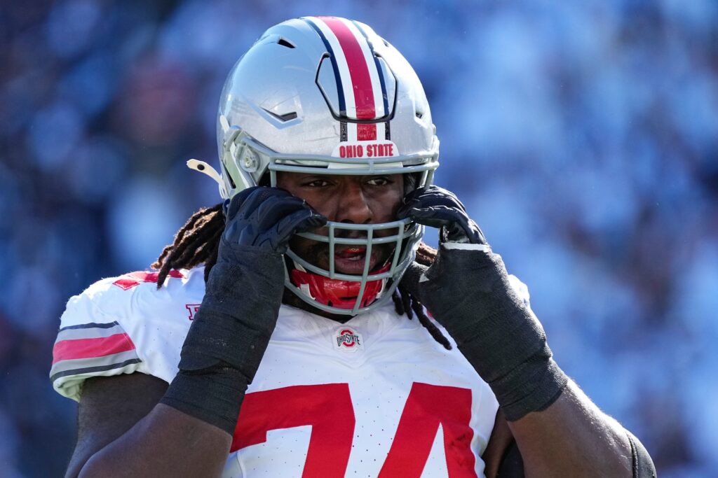 Ohio State Buckeyes offensive lineman Donovan Jackson warms up before the college football game against Penn State Nittany Lions at Beaver Stadium