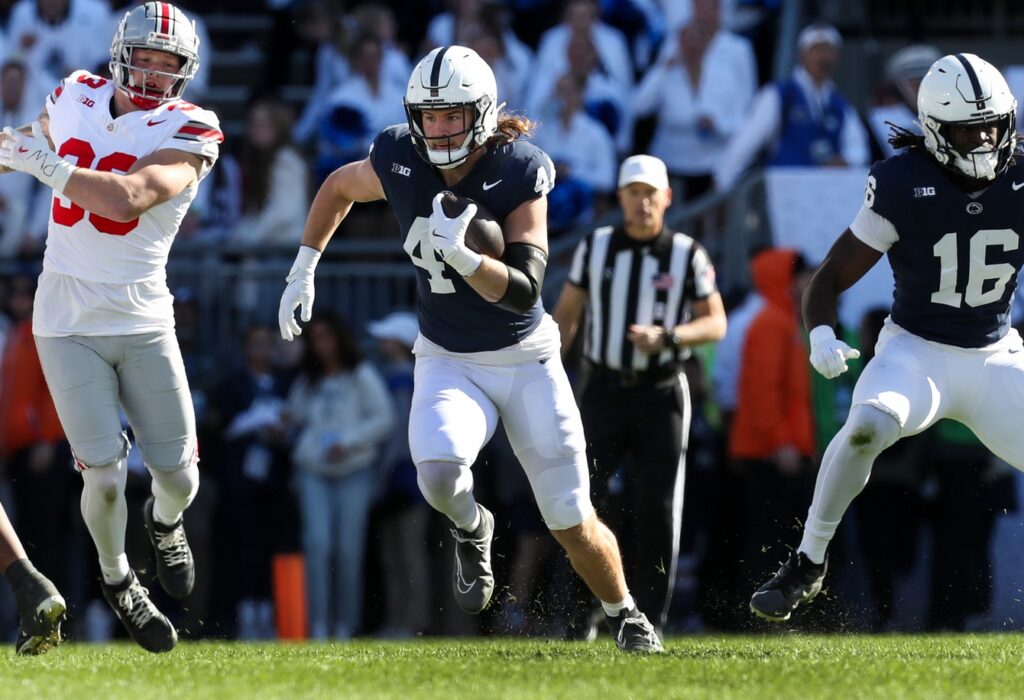 Penn State Nittany Lions tight end Tyler Warren runs with the ball during the first quarter against the Ohio State Buckeyes in college football game action at Beaver Stadium