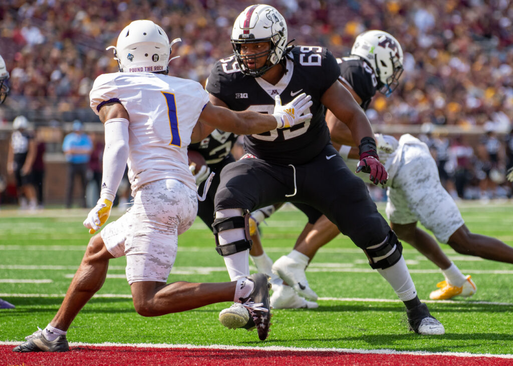 Minnesota Golden Gophers offensive lineman Aireontae Ersery (69) blocks Western Illinois Leathernecks defensive back JJ Ross (1) in the second quarter at Huntington Bank Stadium. 