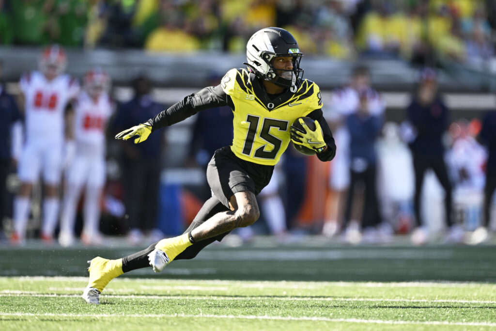 Oregon Ducks wide receiver Tez Johnson catches a pass for a touchdown during the first half against Illinois Fighting Illini defensive back Xavier Scott at Autzen Stadium.