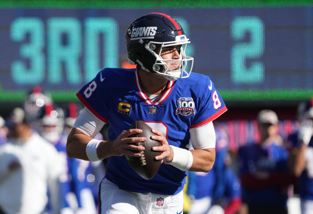 New York Giants quarterback Daniel Jones (8) against the Washington Commanders during the first quarter at MetLife Stadium.