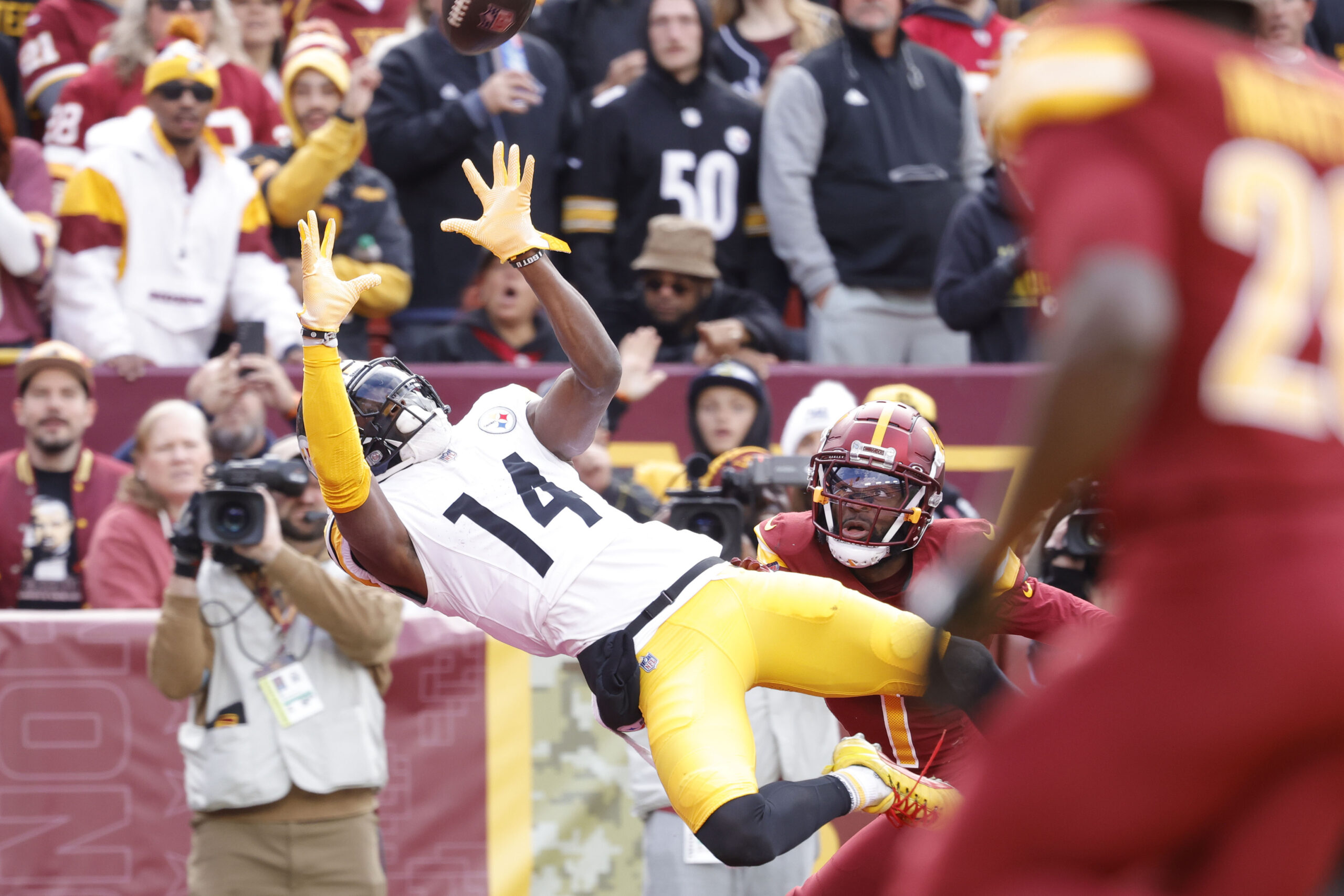 Pittsburgh Steelers wide receiver George Pickens catches a touchdown pass in front of Washington Commanders cornerback Noah Igbinoghene during the first half at Northwest Stadium.