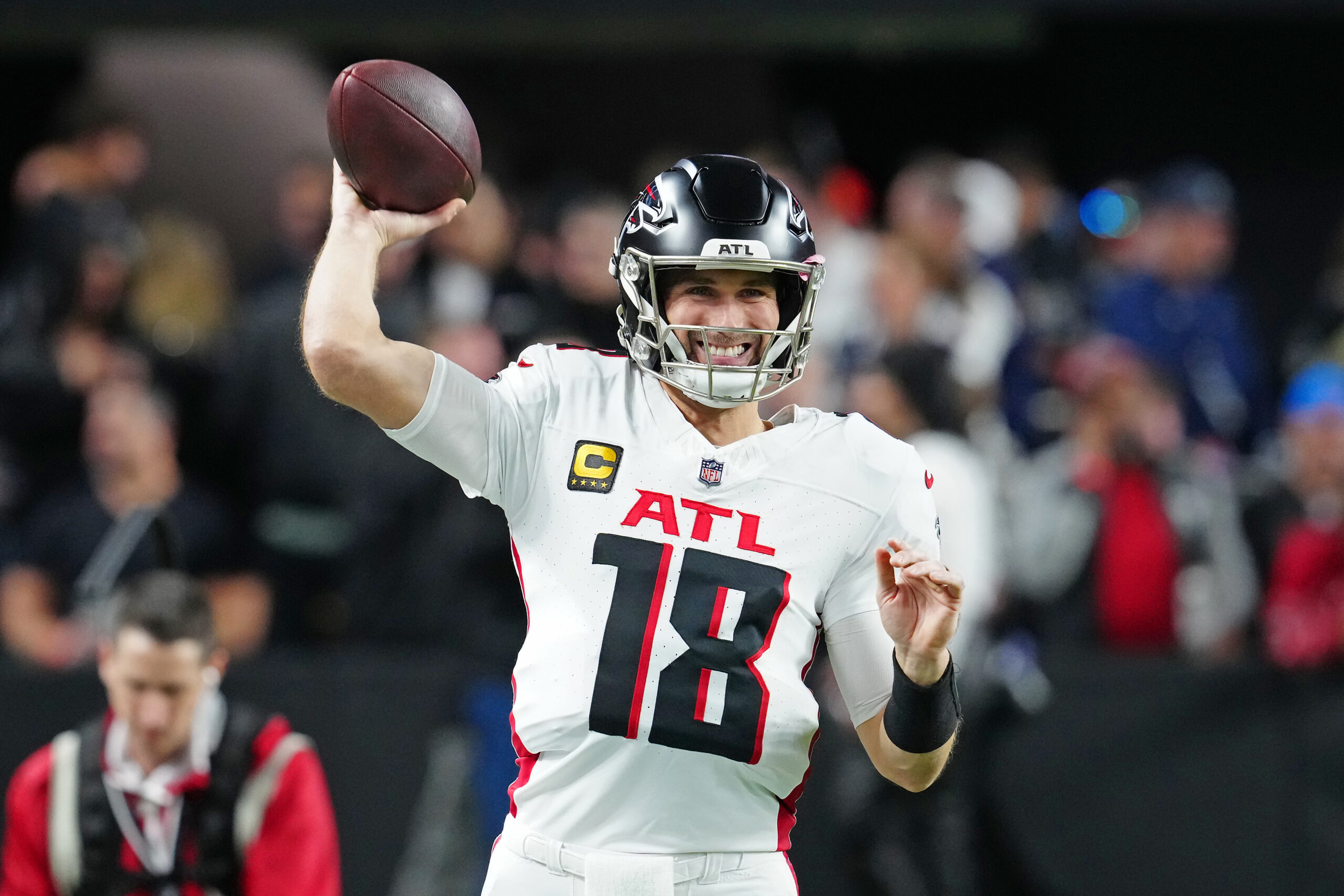 Atlanta Falcons quarterback Kirk Cousins (18) warms up before a game against the Las Vegas Raiders at Allegiant Stadium.