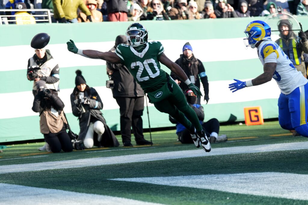 New York Jets running back Breece Hall (20) misses a pass in the end zone, late in the first half, Sunday, December 22, 2024, in East Rutherford. 