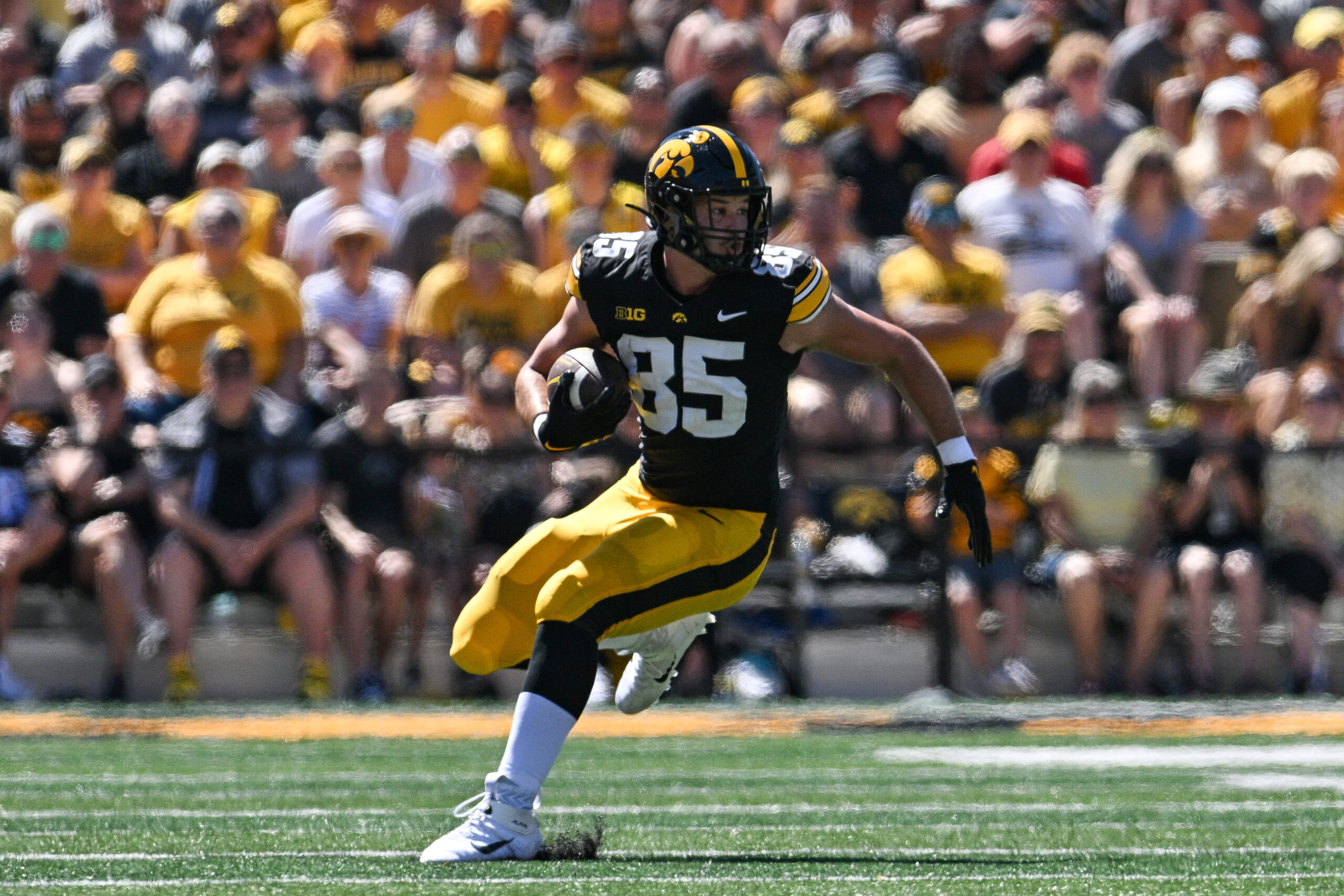 Iowa Hawkeyes tight end Luke Lachey (85) looks for yards after catch against the Illinois State Redbirds during the second quarter at Kinnick Stadium. Jeffrey Becker-USA TODAY.