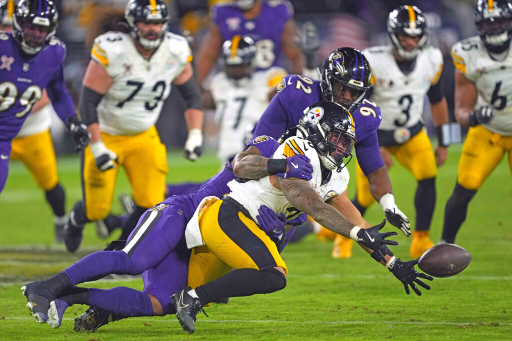 Pittsburgh Steelers running back Jaylen Warren (30) cannot complete the pass during the third quarter defended by Baltimore Ravens lineman Nnamdi Madubuike (92) at M&T Bank Stadium. 