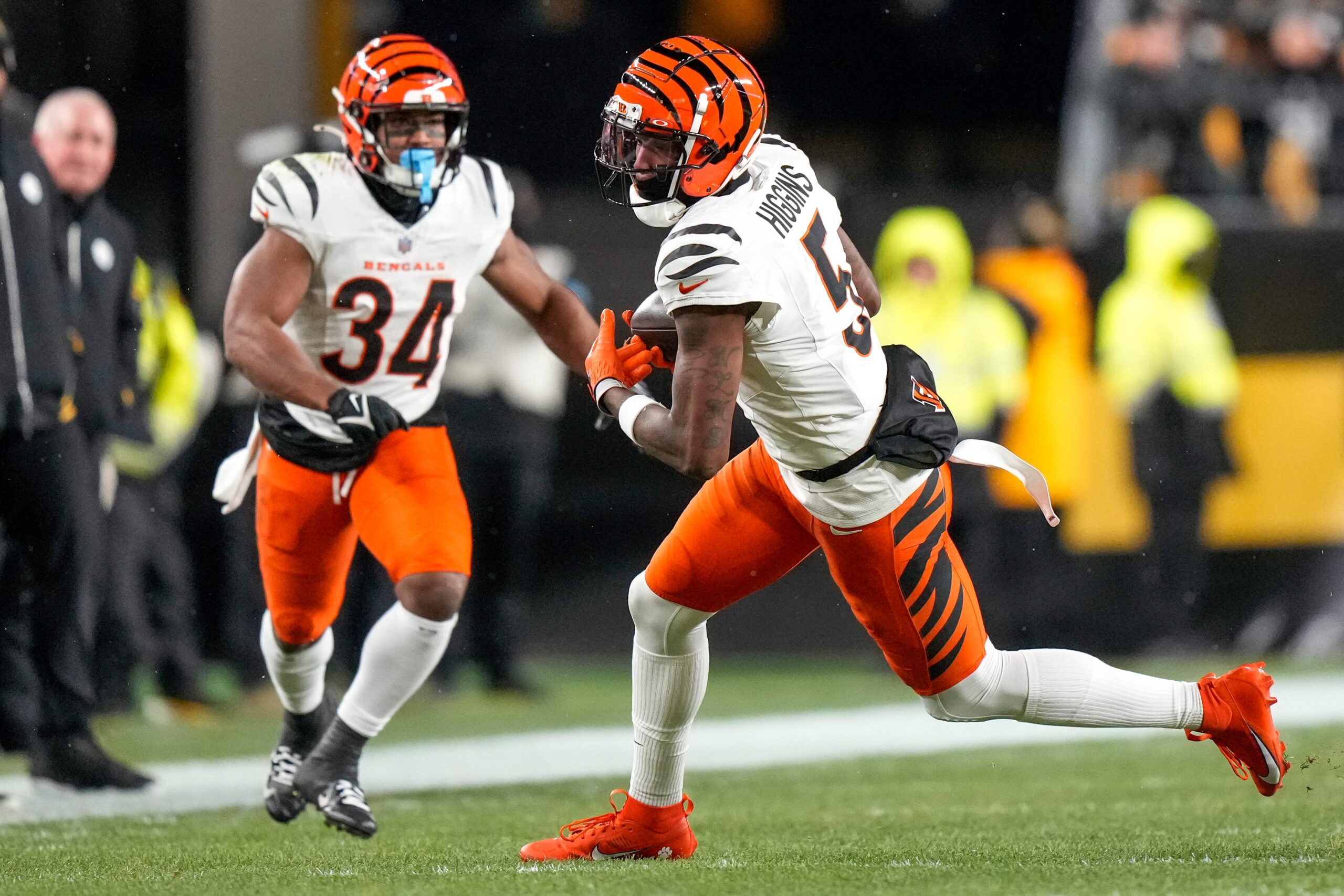 Cincinnati Bengals wide receiver Tee Higgins (5) catches a pass in the first quarter of the NFL Week 18 game between the Pittsburgh Steelers and the Cincinnati Bengals.