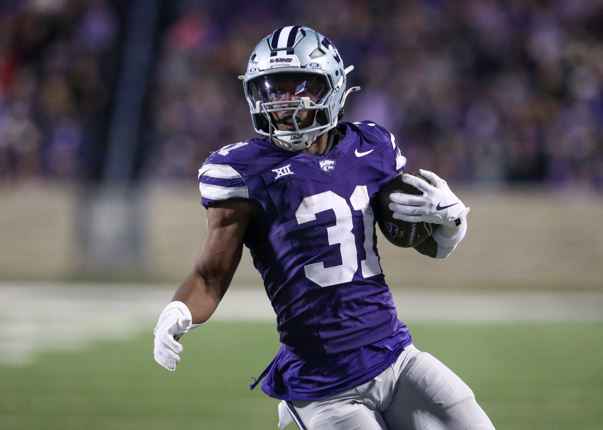 Kansas State Wildcats running back DJ Giddens (31) carries the ball during the fourth quarter against the Cincinnati Bearcats.